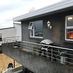Family Friendly Home Close To Golden Circle And To City Central!