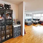 Family Friendly Home Close To Golden Circle And To City Central!